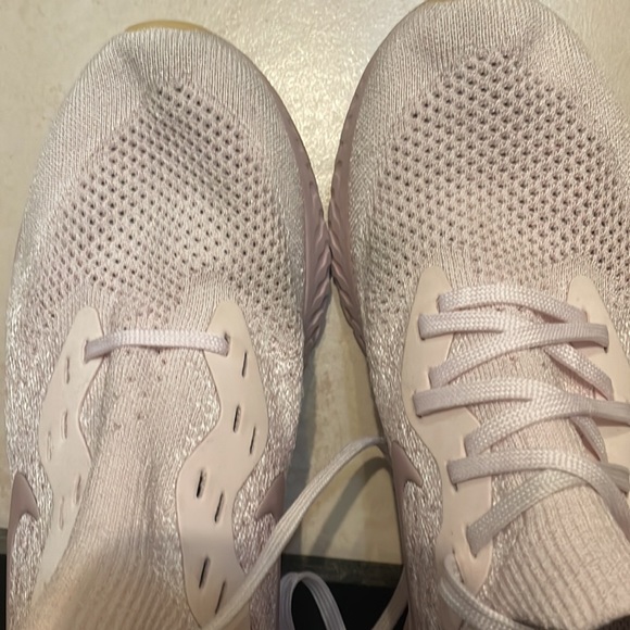 Nike Epic React light pink shoes - Picture 3 of 6